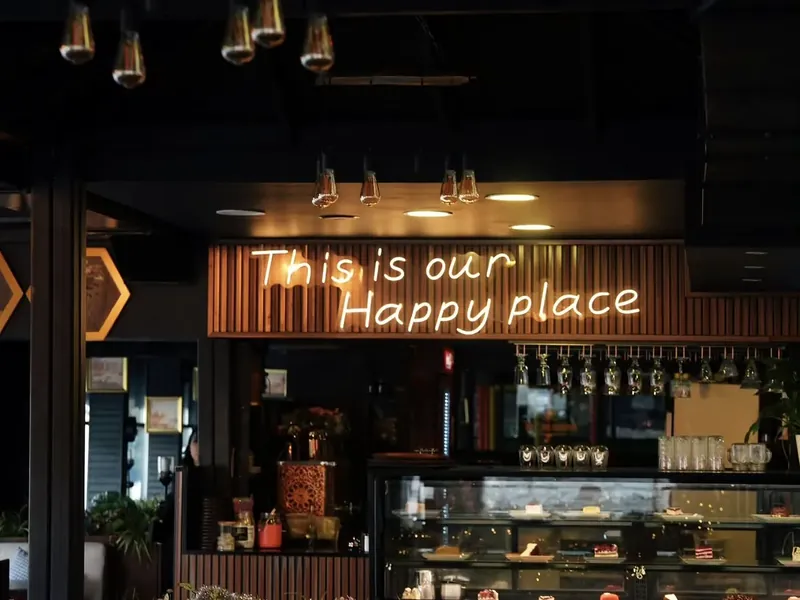 Akşam Moon Shine: neon yazı, sarkan ampuller ve tatlı vitrini