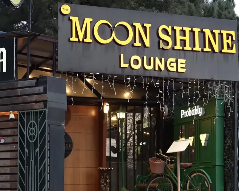 Moon Shine Lounge Koşuyolu şubesinin girişi