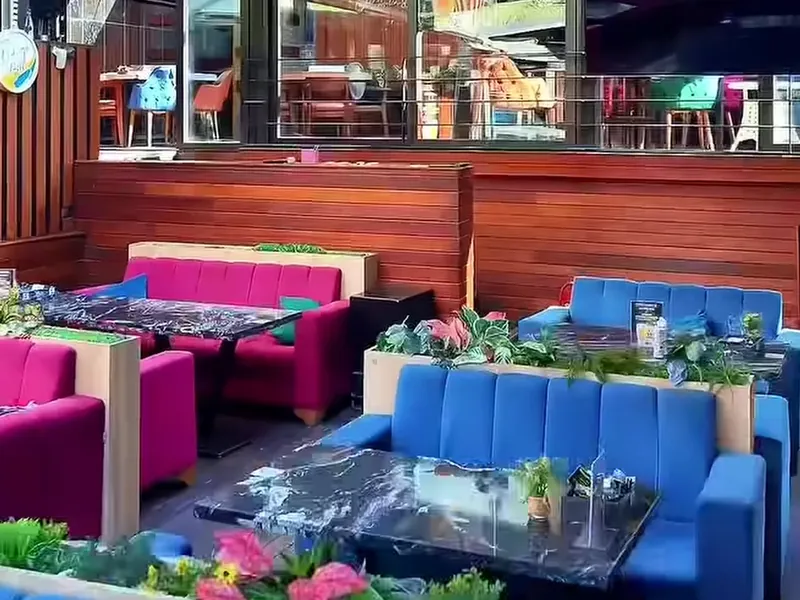 Renkli koltuklu açık hava bölümü